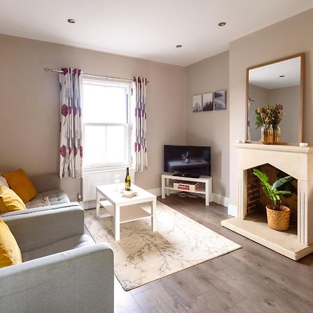 Family Home In Central Guildford With Parking Exteriér fotografie