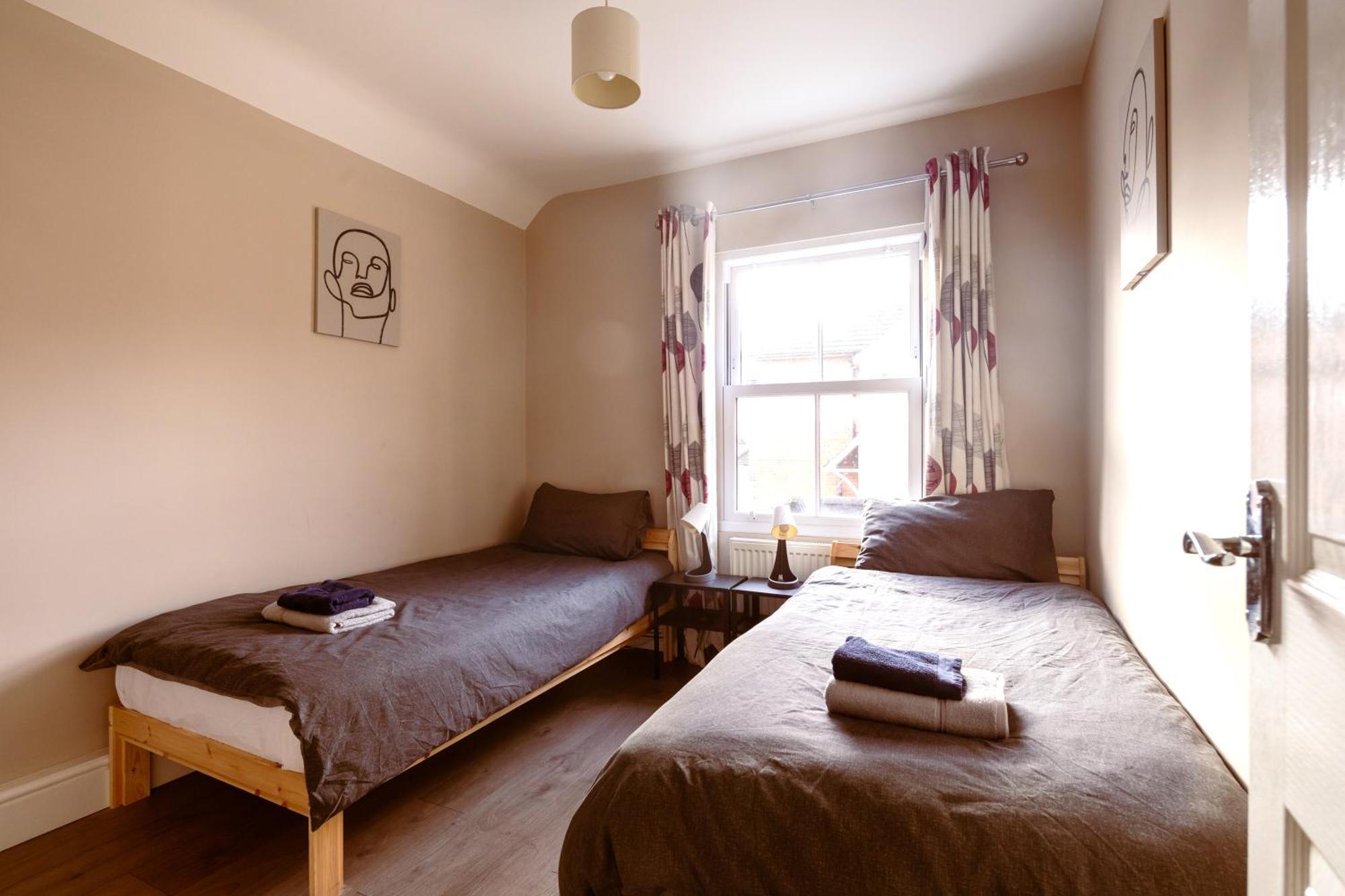 Family Home In Central Guildford With Parking Exteriér fotografie