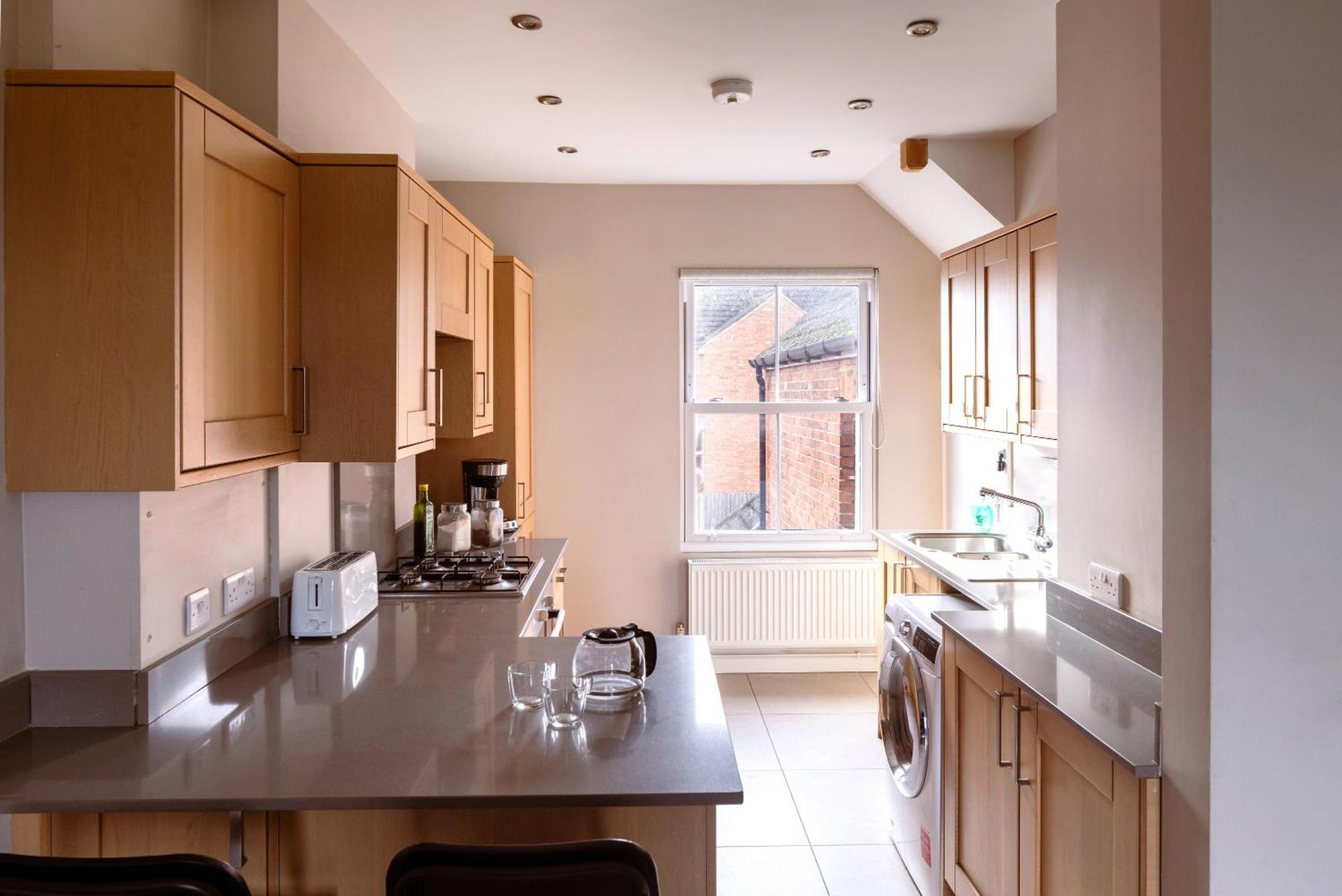 Family Home In Central Guildford With Parking Exteriér fotografie