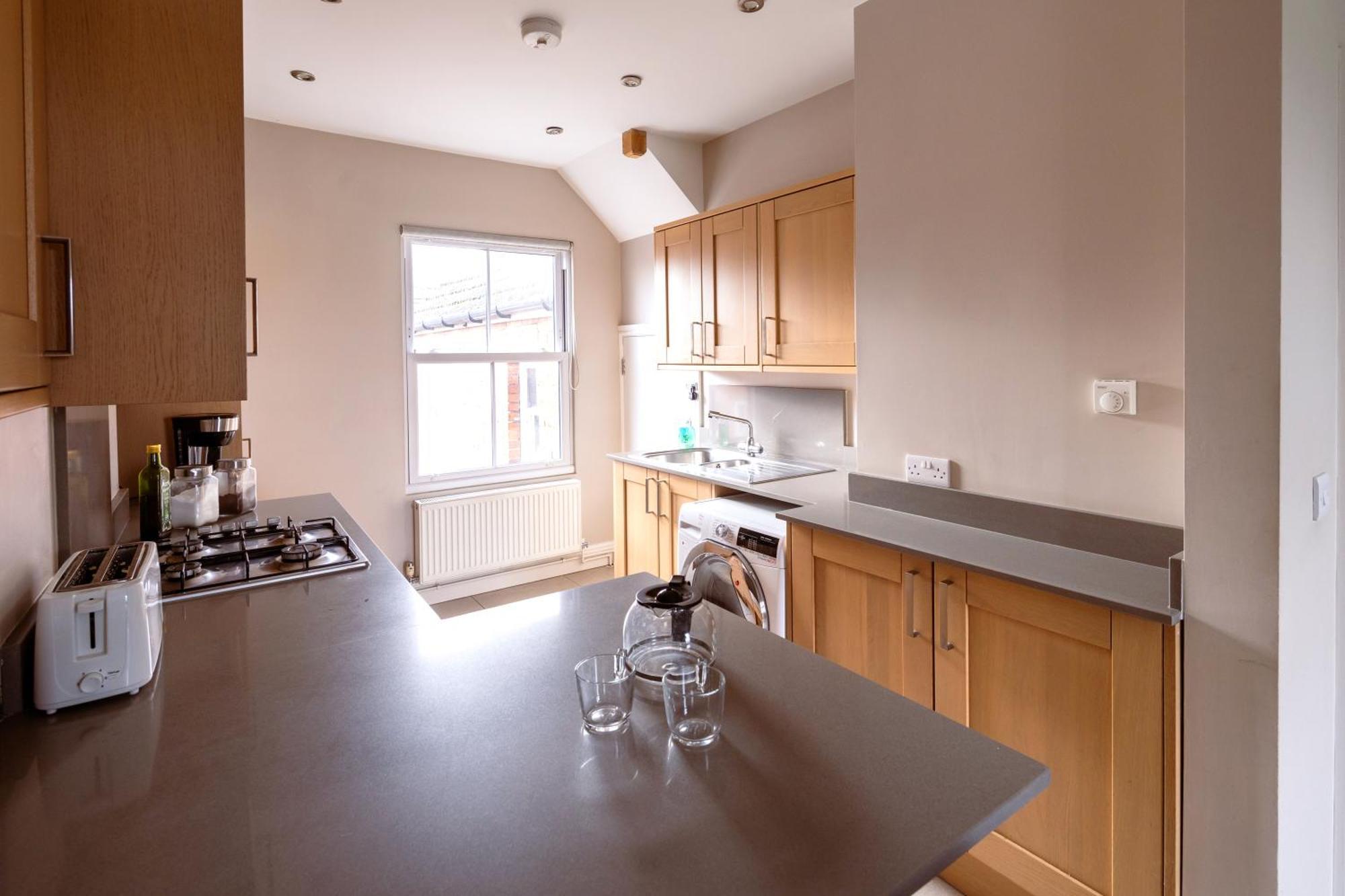 Family Home In Central Guildford With Parking Exteriér fotografie