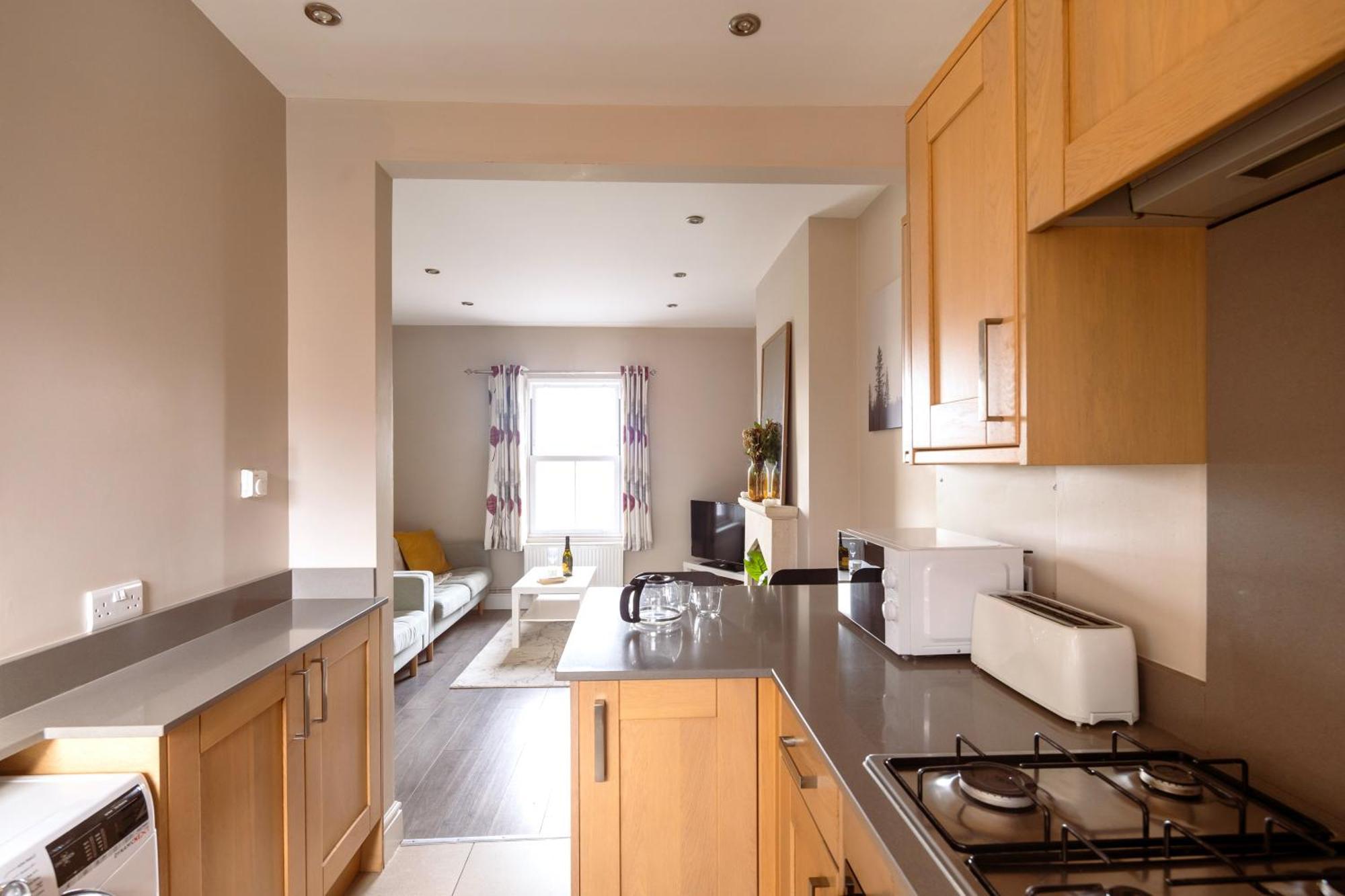 Family Home In Central Guildford With Parking Exteriér fotografie